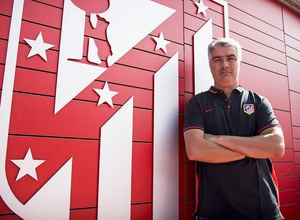Víctor Afonso, entrenador del Atlético B, en la Ciudad Deportiva rojiblanca